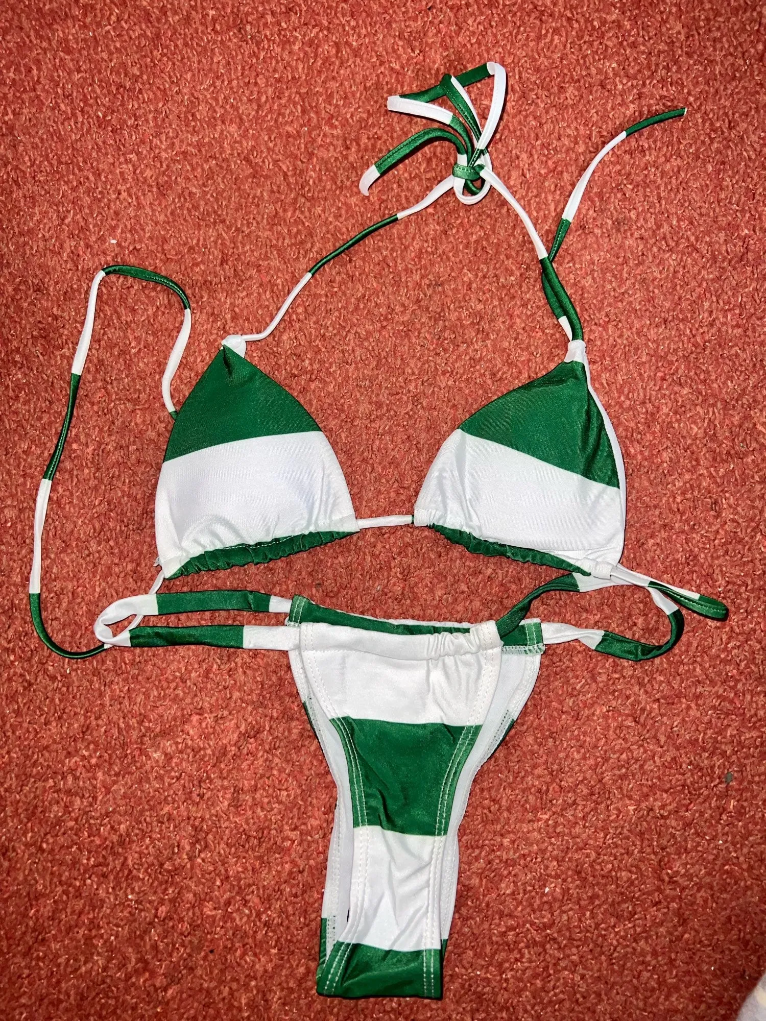 Atemberaubender brasilianischer Bikini mit Streifen