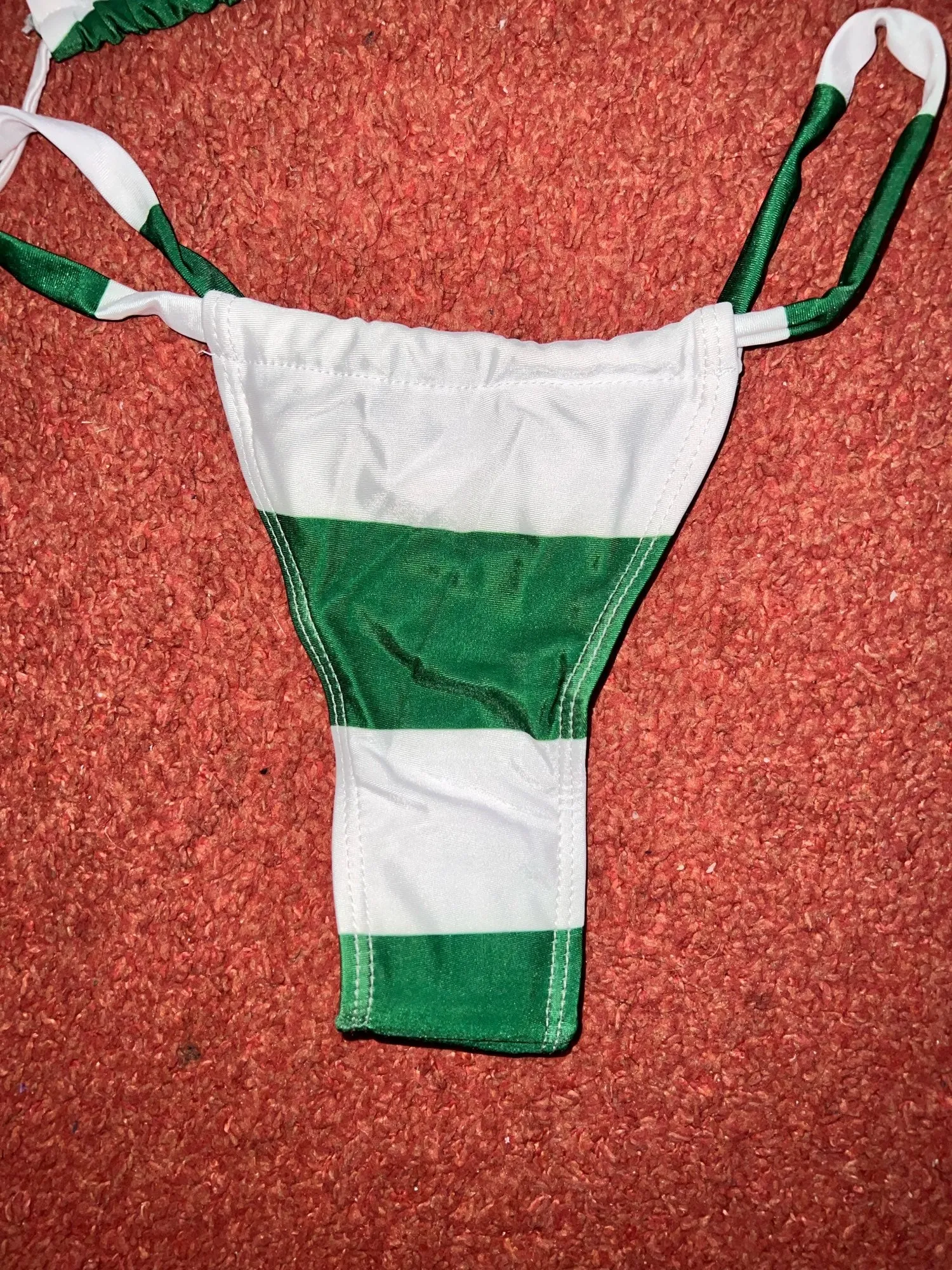 Atemberaubender brasilianischer Bikini mit Streifen