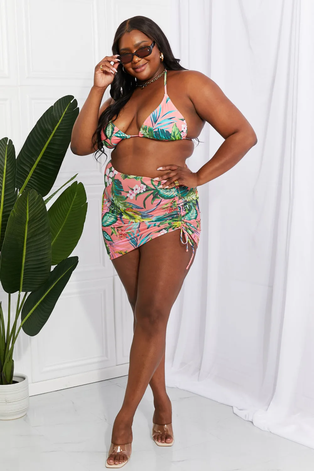 Das Marina West Swim Paradise erwartet Sie mit einem Triangel-Bikini und einem Sarong-Set