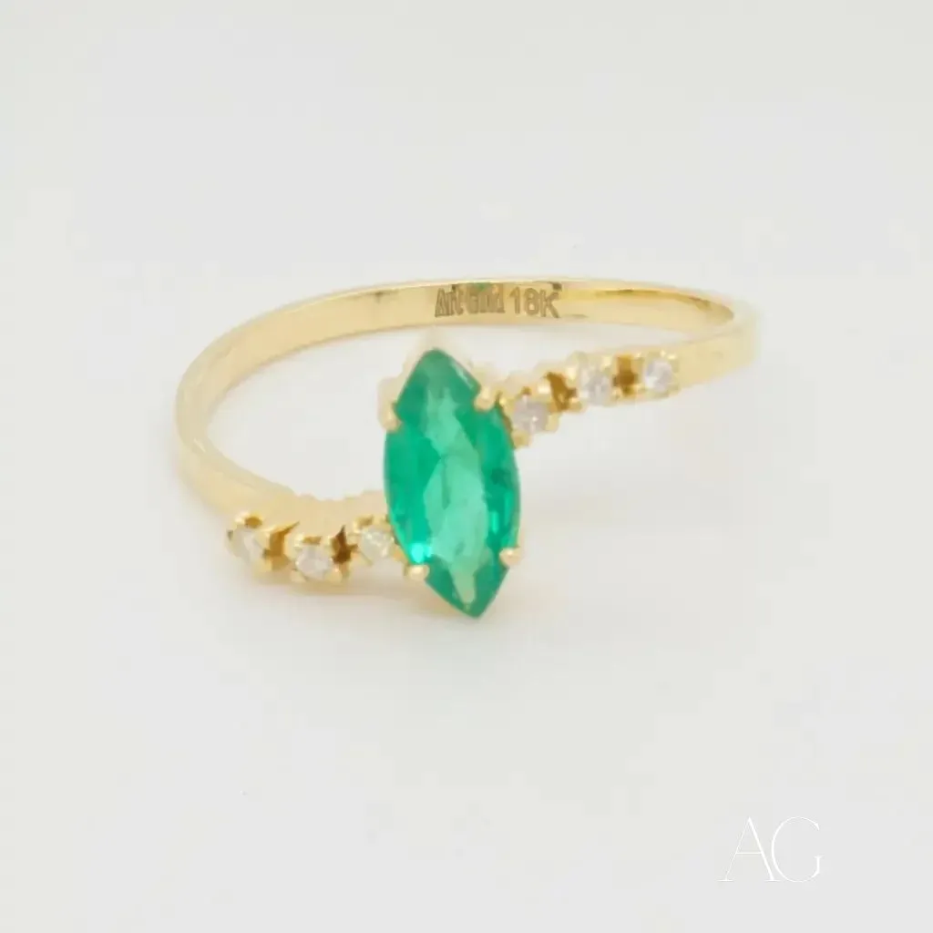 Luxurious Emerald Marquise Ring