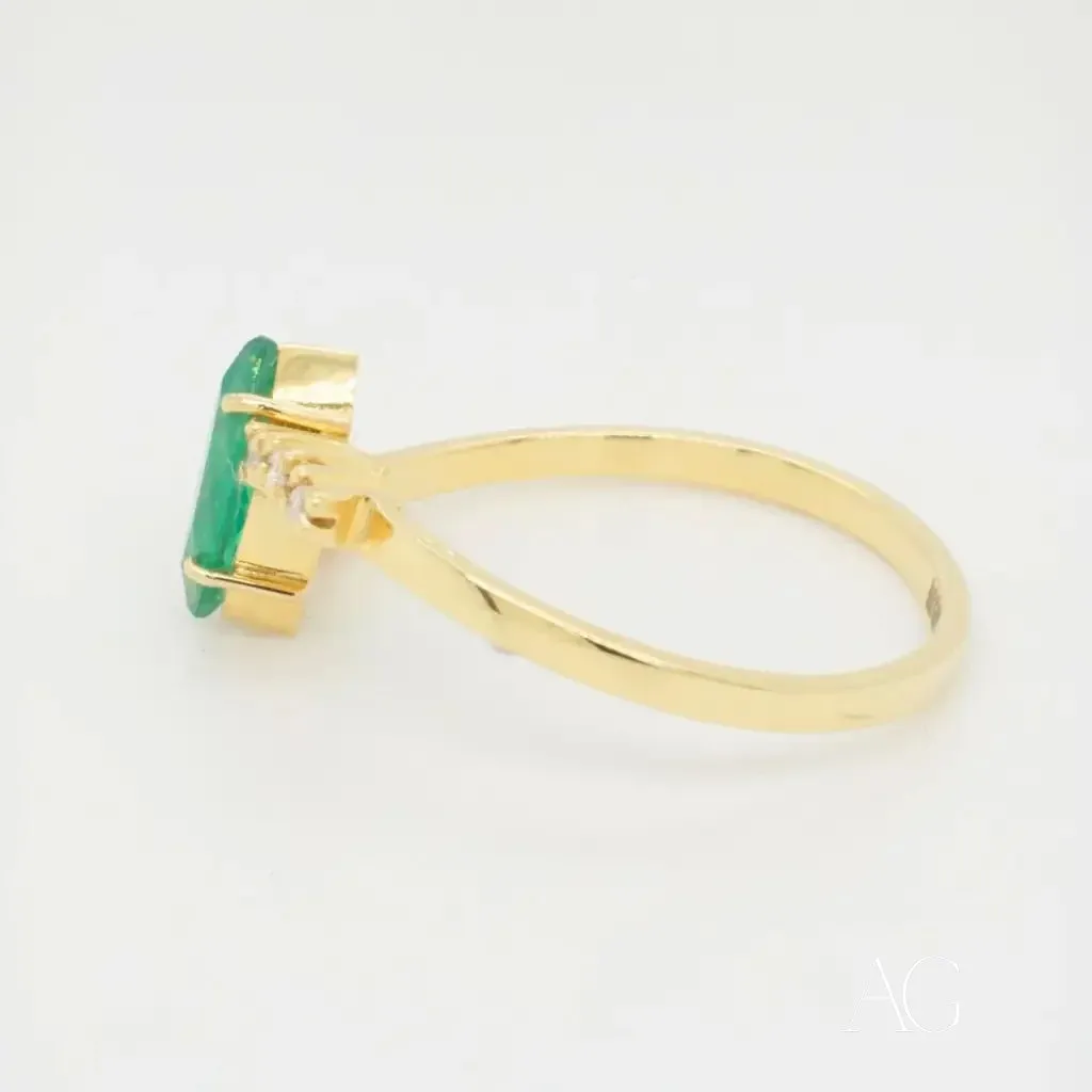 Luxurious Emerald Marquise Ring